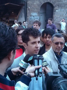 Presentazione ufficiale del candidato a Sindaco Tommaso Grassi. Firenze, Ponte Vecchio, 15 aprile 2014. Foto di Mauro Sirigu.