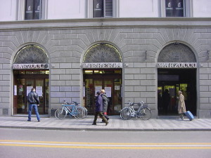 Le tre vetrine della vecchia libreria Marzocco in via de' Martelli a Firenze